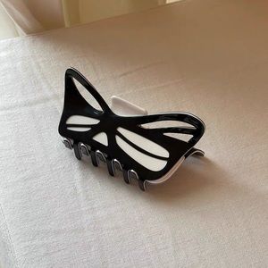Black hair claw clip